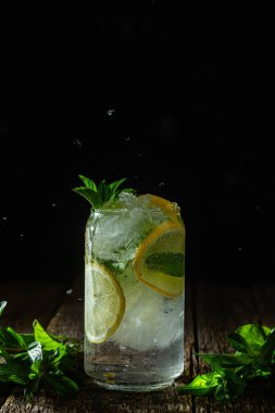 Nane, limon ve buzlu soğuk limonata.