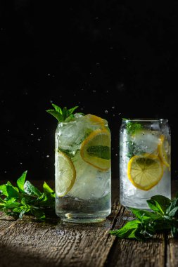 Nane, limon ve buzlu soğuk limonata.