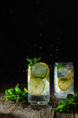 Nane, limon ve buzlu soğuk limonata.