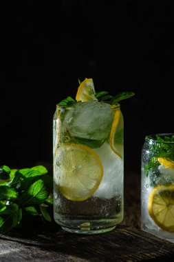 Nane, limon ve buzlu soğuk limonata.