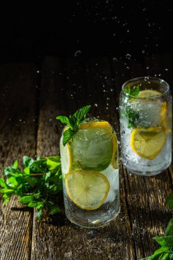 Nane, limon ve buzlu soğuk limonata.