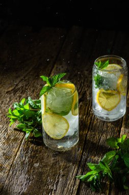 Nane, limon ve buzlu soğuk limonata.