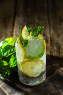 Nane, limon ve buzlu soğuk limonata.