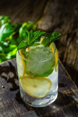 Nane, limon ve buzlu soğuk limonata.