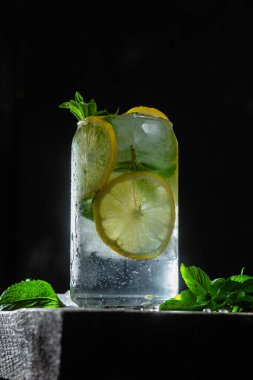 Nane, limon ve buzlu soğuk limonata.