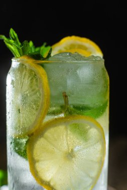 Nane, limon ve buzlu soğuk limonata.
