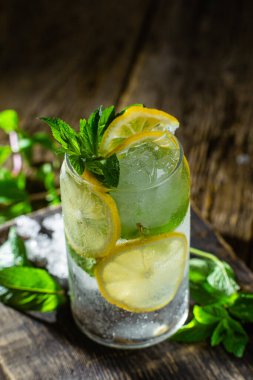 Nane, limon ve buzlu soğuk limonata.