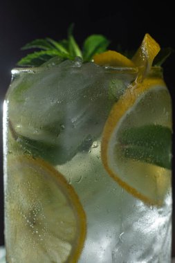 Nane, limon ve buzlu soğuk limonata.