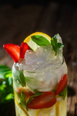 Nane, limon ve buzlu soğuk limonata.