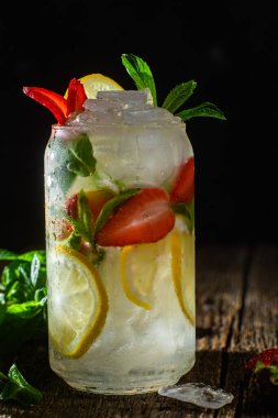 Nane, limon ve buzlu soğuk limonata.