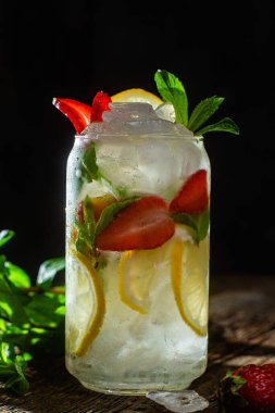 Nane, limon ve buzlu soğuk limonata.