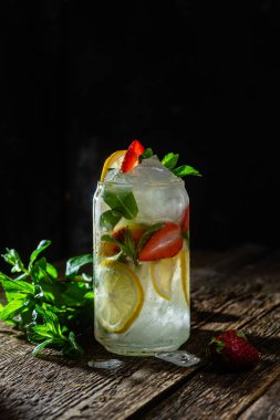 Nane, limon ve buzlu soğuk limonata.