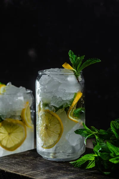 Zimna Lemoniada Miętą Cytryną Lodem Ciemnym Tle — Zdjęcie stockowe