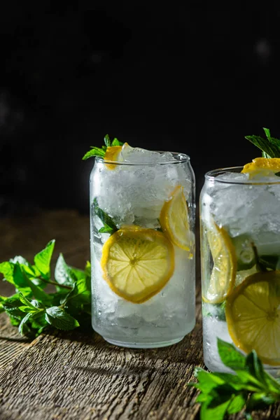 Nane, limon ve buzlu soğuk limonata.