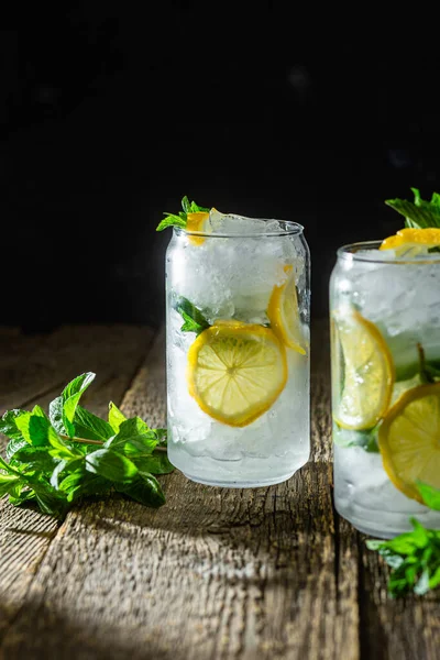 Nane, limon ve buzlu soğuk limonata.