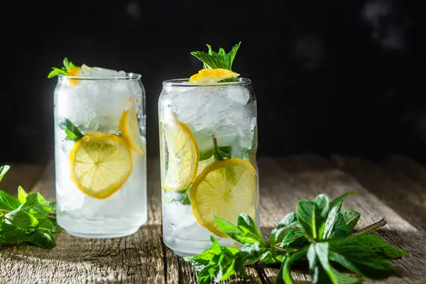 Nane, limon ve buzlu soğuk limonata.