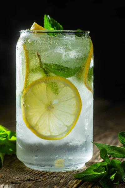 Холодний Лимонад Ятою Лимоном Льодом Темному Фоні — стокове фото