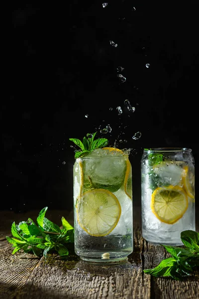Холодный Лимонад Мятой Лимоном Льдом Тёмном Фоне — стоковое фото