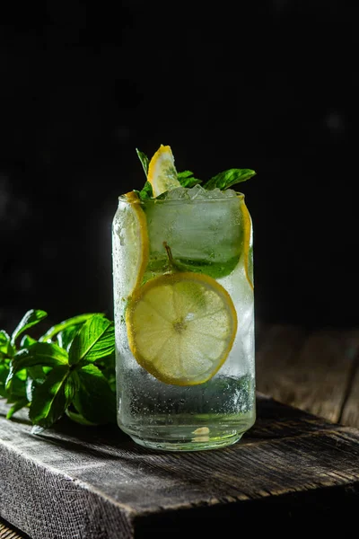 Nane, limon ve buzlu soğuk limonata.