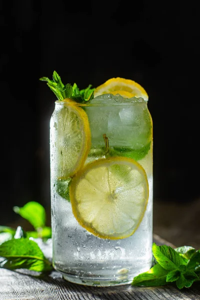 Zimna Lemoniada Miętą Cytryną Lodem Ciemnym Tle — Zdjęcie stockowe