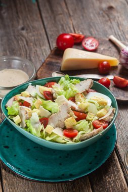 Tahta bir masada Sezar salatası iştah açıcı.