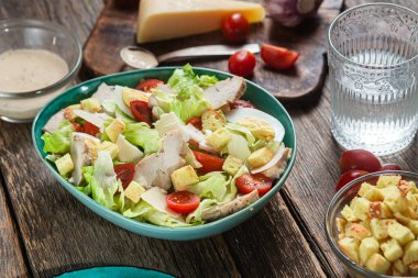 Tahta bir masada Sezar salatası iştah açıcı.