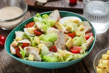 Tahta bir masada Sezar salatası iştah açıcı.