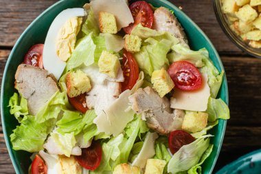 Tahta bir masada Sezar salatası iştah açıcı.