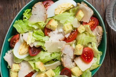 Tahta bir masada Sezar salatası iştah açıcı.