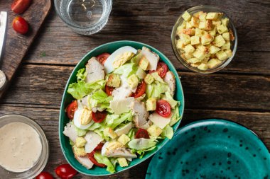 Tahta bir masada Sezar salatası iştah açıcı.