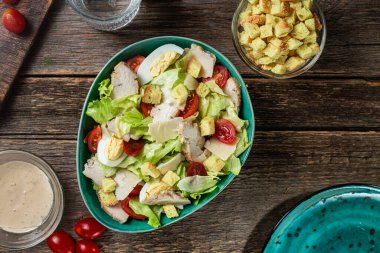 Tahta bir masada Sezar salatası iştah açıcı.