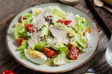 Tahta bir masada Sezar salatası iştah açıcı.