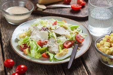 Tahta bir masada Sezar salatası iştah açıcı.