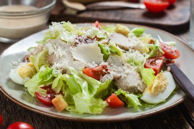 Tahta bir masada Sezar salatası iştah açıcı.