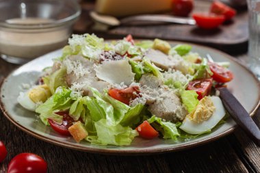 Tahta bir masada Sezar salatası iştah açıcı.