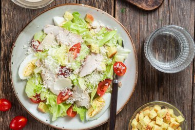 Tahta bir masada Sezar salatası iştah açıcı.