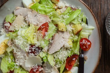 Tahta bir masada Sezar salatası iştah açıcı.