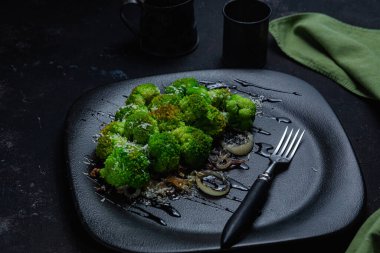Brokoli, soğan ve cevizli salata.