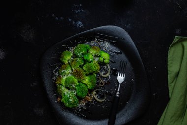Brokoli, soğan ve cevizli salata.