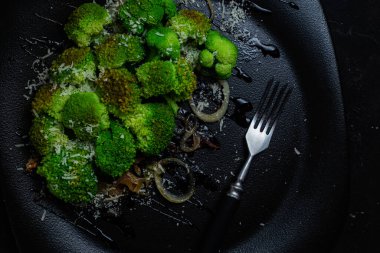Brokoli, soğan ve cevizli salata.