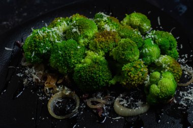 Brokoli, soğan ve cevizli salata.
