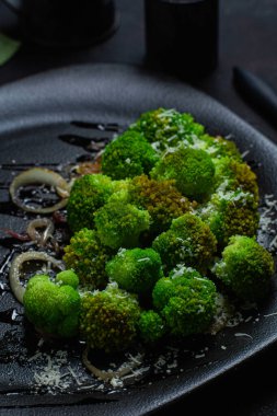 Brokoli, soğan ve cevizli salata.