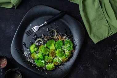 Brokoli, soğan ve cevizli salata.