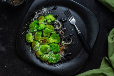 Brokoli, soğan ve cevizli salata.