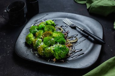 Brokoli, soğan ve cevizli salata.