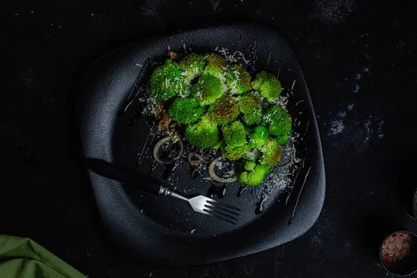 Brokoli, soğan ve cevizli salata.