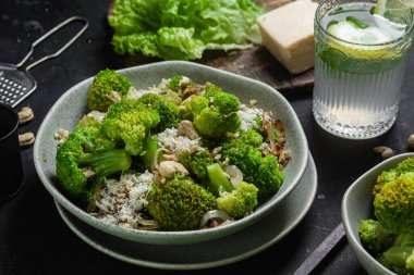 Brokoli ve kaju ve parmesanlı soğan salatası.