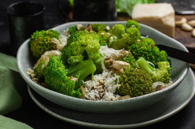 Brokoli ve kaju ve parmesanlı soğan salatası.