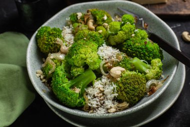 Brokoli ve kaju ve parmesanlı soğan salatası.