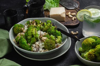 Brokoli ve kaju ve parmesanlı soğan salatası.